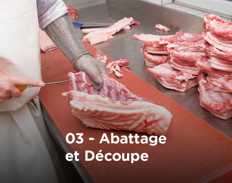 Pièce de viande de porc en cours de découpe au couteau par un employé découpeur/désosseur. La mention 03 - Abattage et Découpe est écrite dessus.